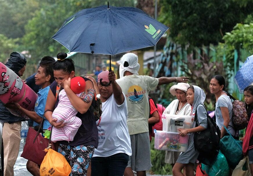 POPLAVE NA FILIPINIMA Raseljeno 66.000 ljudi, klizišta prekinula puteve