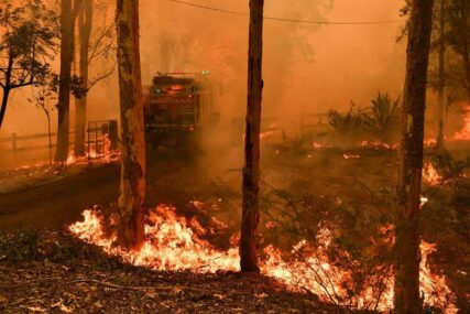 BUKTINJA NE JENJAVA Teška noć za vatrogasce u Australiji, jaki vjetrovi stvaraju probleme