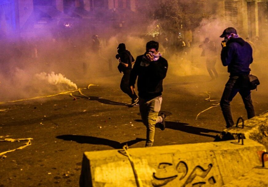 HAOS U BEJRUTU Policija vodenim topovima protiv demonstranata, više od 40 POVRIJEĐENIH