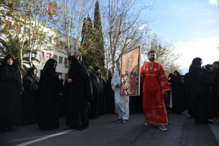 PODRŠKA IZ BANJALUKE Organizovano paljenje svijeća za pravoslavni narod u Crnoj Gori