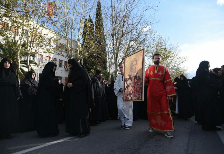 PODRŠKA IZ BANJALUKE Organizovano paljenje svijeća za pravoslavni narod u Crnoj Gori