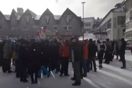 PROTEST ZBOG ZAKONA O VJEROISPOVIJESTI Građani Žabljaka blokirali centar grada (VIDEO)