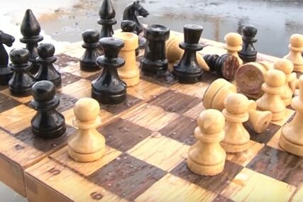 MAT LEDENE KRALJICE U zaleđenoj vodi igra šah sa muškarcima, nesvakidašnji hobi (VIDEO)