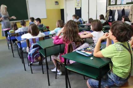ĐACI U KLUPAMA U SEPTEMBRU “Nastavnike prije početka školske godine TESTIRATI