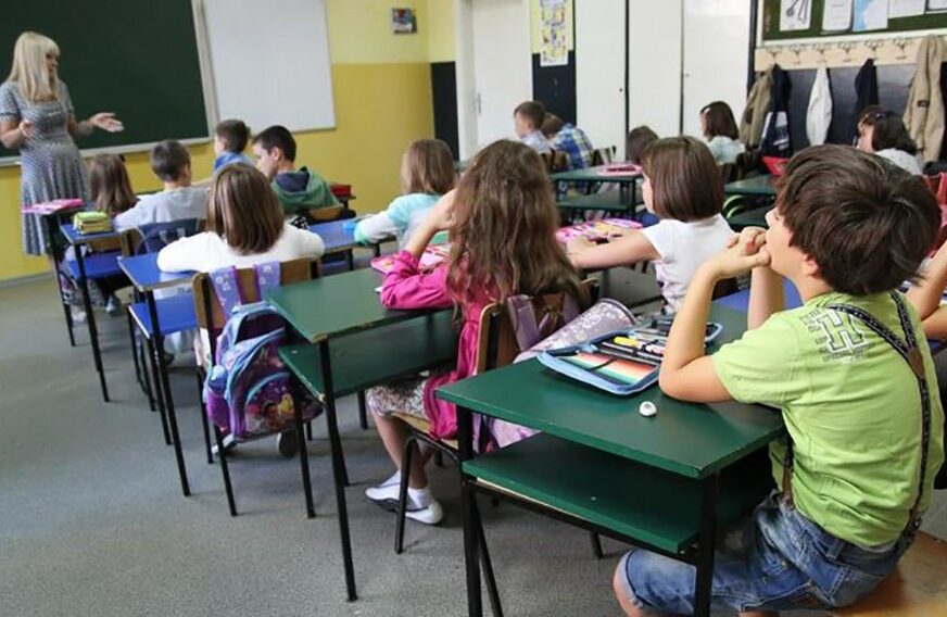 “POSLJEDICA NEZNANJA” Protojerej OSUDIO bošnjački napad na učenike zbog fotografije