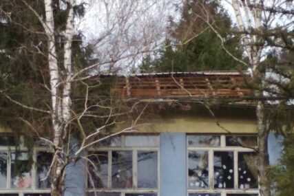 NA SNAZI ŽUTI METEOALARM Jak vjetar uništio krov na zgradi područne škole Novoselija
