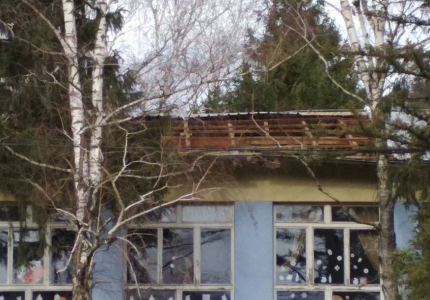 NA SNAZI ŽUTI METEOALARM Jak vjetar uništio krov na zgradi područne škole Novoselija