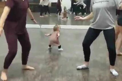 NEODOLJIVA MOTIVACIJA Razigrana beba najmlađi instruktor fitnesa na svijetu (VIDEO)