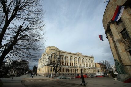 POSLANICI SE SELE U BANSKI DVOR Narodna skupština za vikend proglašava VANREDNO STANJE u Srpskoj