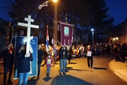 "BRAĆA SMO, ŽELIMO MIR" Ovako su Srbi u Crnoj Gori PROSLAVILI BOŽIĆ (VIDEO)