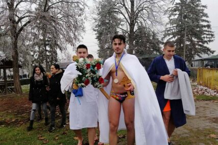 "ZAJEDNIČKA POBJEDA" Na Bogojavljenskom plivanju u Brčkom Časni krst osvojio Nikola Jokić