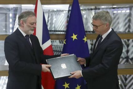 "NEMA POVRATKA" Britanci PREDALI dokument o istupanju iz Evropske unije (FOTO)