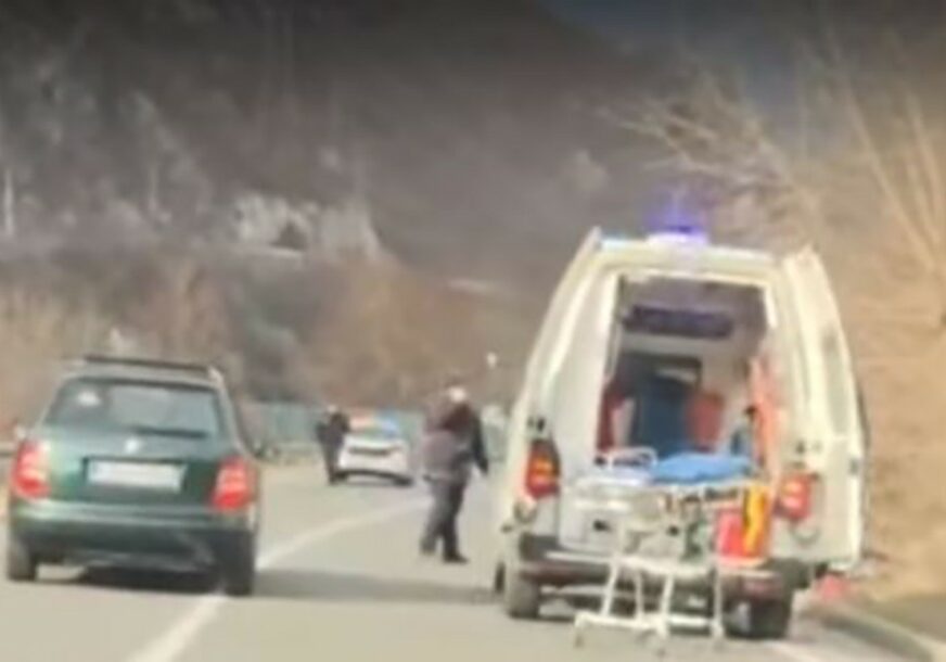 TEŠKA SAOBRAĆAJNA NESREĆA Povrijeđenog izvlačili iz smrskanog automobila (VIDEO)