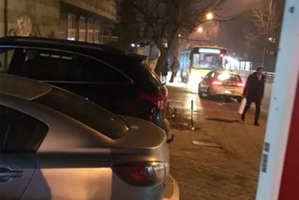 INCIDENT NA AUTOBUSKOJ STANICI Putnik razbio staklo na vratima autobusa