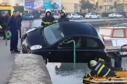 "POGREŠNO JE PARKIRALA" Spasli ženu čije je vozilo visilo iznad mora (VIDEO)