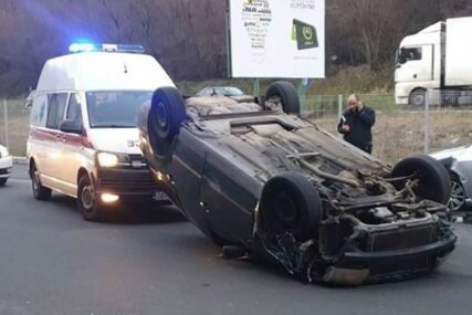 TEŠKA NESREĆA U MOSTARU Prevrnuo se automobil na parkingu, jedna osoba povrijeđena