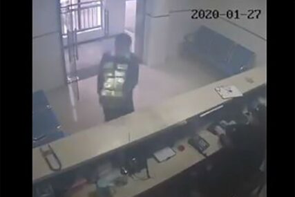 ODUŠEVIO SVE Muškarac ušetao u stanicu i natjerao policajce da mu SALUTIRAJU (VIDEO)
