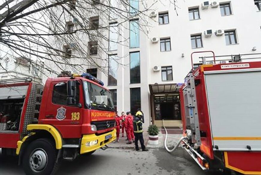 VATROGASCI OKONČALI DRAMU Izbio požar u hotelu PUNOM DJECE, dvoje bilo ZAROBLJENO NA SIMSU (FOTO)