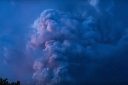 OČEKUJE SE OPASNA ERUPCIJA Zastrašujući snimak oluje iznad vulkana (VIDEO)