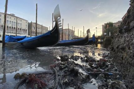 POSLIJE POPLAVA BLATO Dva mjeseca kasnije u Veneciji kanali suvi, a gondole nasukane (VIDEO)