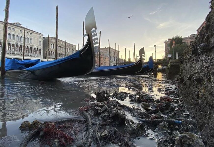 POSLIJE POPLAVA BLATO Dva mjeseca kasnije u Veneciji kanali suvi, a gondole nasukane (VIDEO)