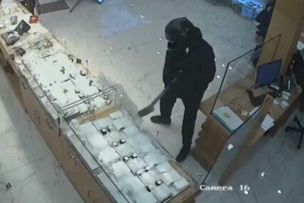 AUTOM KROZ IZLOG, PA PJEŠKE U BIJEG Trojica lopova opljačkali draguljarnicu u Londonu (VIDEO)