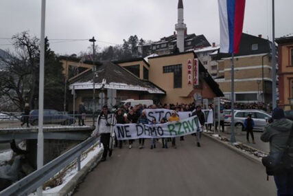 “NE DAMO RZAV” Stotine Višegrađana na protestu protiv malih hidroelektrana
