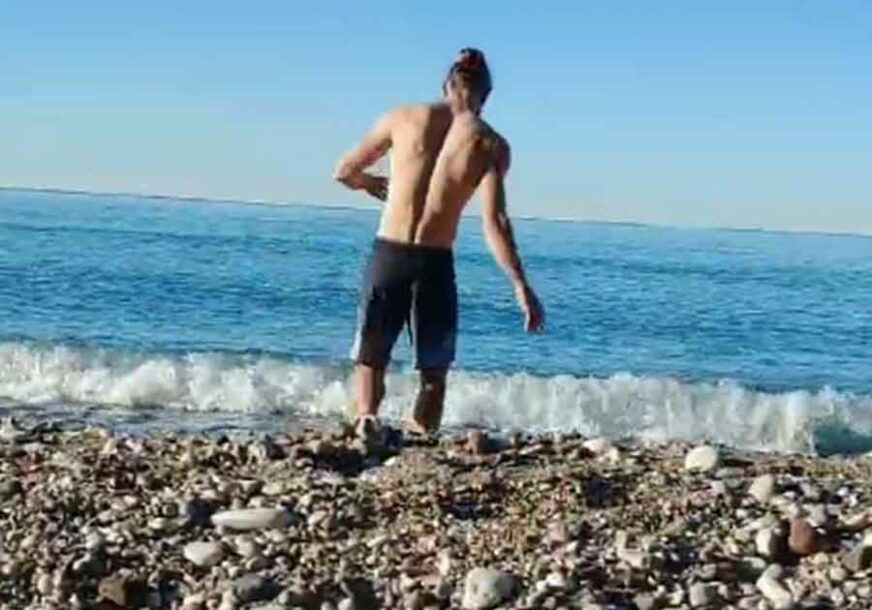 USRED ZIME OTVORIO SEZONU KUPANJA Hrabri Danilo se skinuo i ušao u more pod ZUBATIM SUNCEM (VIDEO)