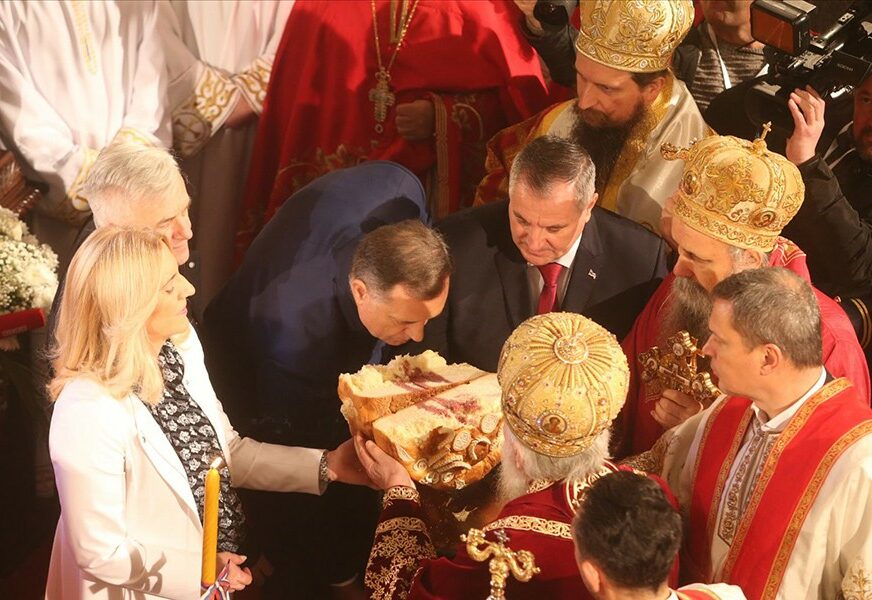UKRSTILI RUKE SA PATRIJARHOM U hramu Hrista Spasitelja IZLOMLJEN SLAVSKI KOLAČ (FOTO)