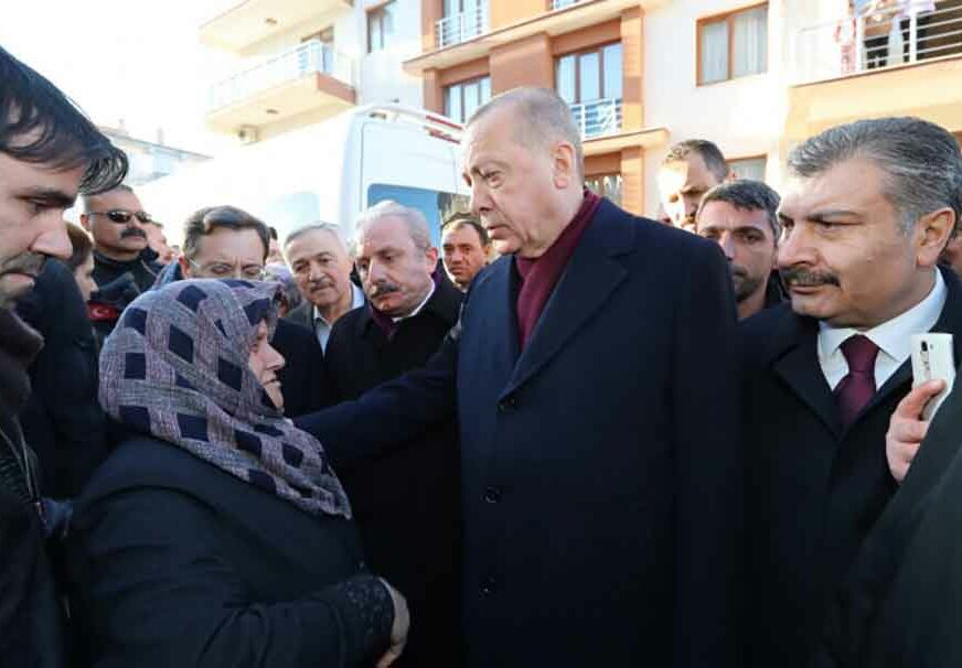 “SA NAŠIM SMO NARODOM” Erdogan sa SUZAMA U OČIMA obišao razorena područja (FOTO)