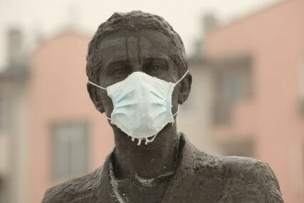 I GAVRILO TEŠKO „DIŠE“ Maskom na spomeniku poslata SNAŽNA PORUKA (FOTO)