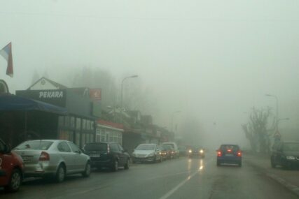 SLABO SE VIDI I TEŠKO DIŠE Gust smog prekrio Gradišku, a MINUS NE POPUŠTA (FOTO)