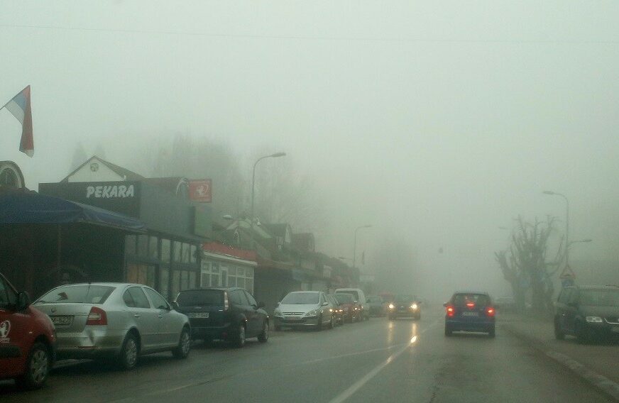 SLABO SE VIDI I TEŠKO DIŠE Gust smog prekrio Gradišku, a MINUS NE POPUŠTA (FOTO)