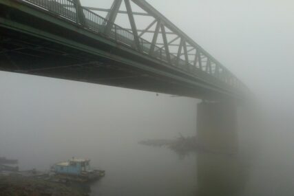 ČAROLIJA PRIRODE U GRADIŠKI Savski most u magli (FOTO)