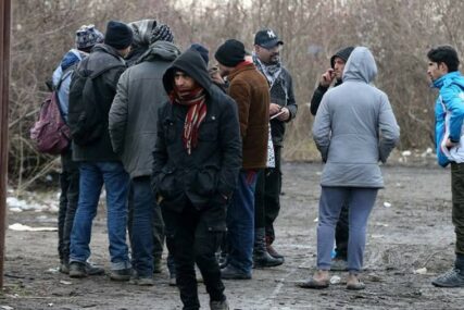 TRAŽE OTVARANJE EU GRANICA Protesti migranata u Velikoj Kladuši