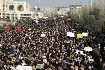 "MRAČNA NOĆ ZA SAD" Iranska štampa piše da je Vašington prvi put priznao NEUSPJEH