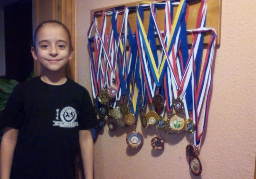 JASMINA BAVRLIĆ (9) KARATE ŠAMPIONKA Pedeset kilometara putuje na trening i osvaja medalje