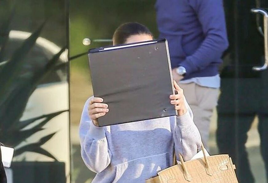 KIM BEZ ŠMINKE Kada je ugledala paparace uslijedio je ŠOK I BJEŽANJE (FOTO)