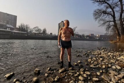 JOŠ JEDNO HRABRO SRCE Zeničanin se tradicionalno okupao u ledenoj rijeci Bosni (VIDEO, FOTO)
