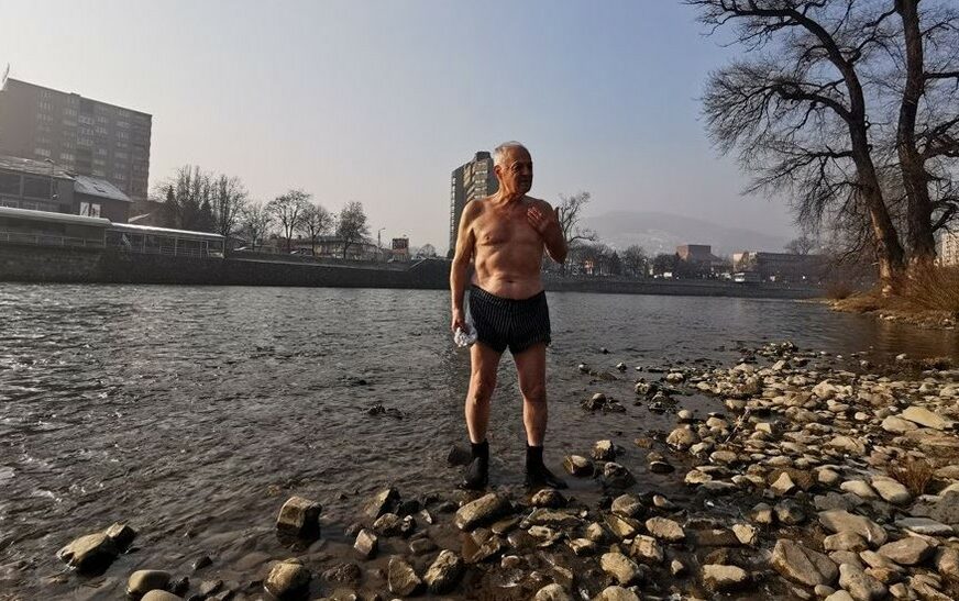 JOŠ JEDNO HRABRO SRCE Zeničanin se tradicionalno okupao u ledenoj rijeci Bosni (VIDEO, FOTO)