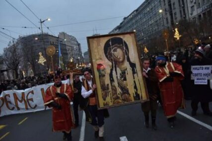 PODRŠKA SRBIMA U CRNOJ GORI I NA KOSMETU Litija sa ikonama i barjacima u Beogradu (FOTO)