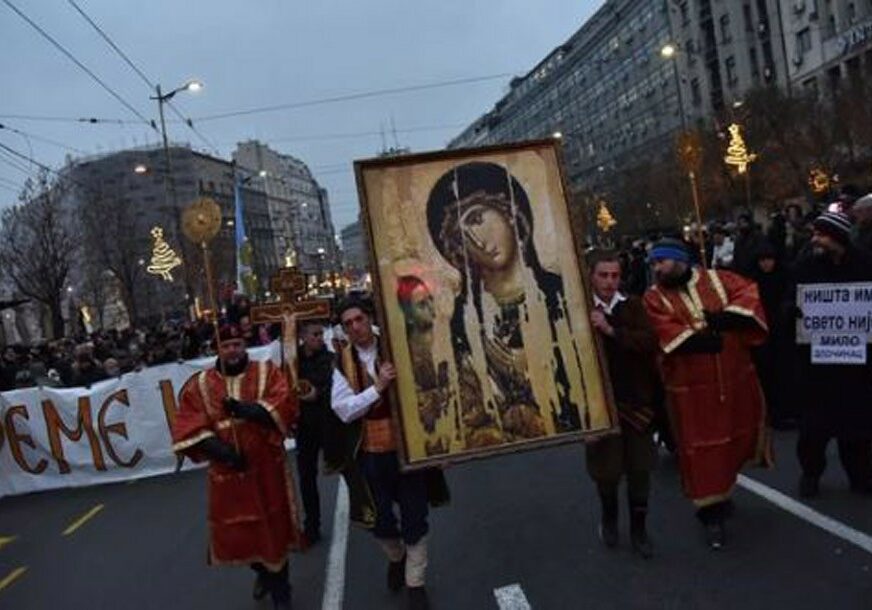 PODRŠKA SRBIMA U CRNOJ GORI I NA KOSMETU Litija sa ikonama i barjacima u Beogradu (FOTO)