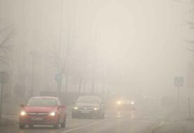 VOZITE OPREZNO Vlažni kolovozi i smanjena vidljivost zbog magle