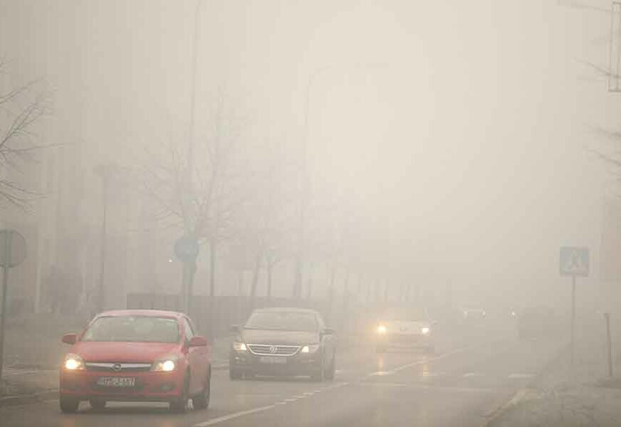 OPREZ U VOŽNJI Gusta magla otežava saobraćaj