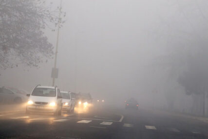VOZAČI, OPREZ! Kolovoz klizav, magla i niska oblačnost smanjuju vidljivost