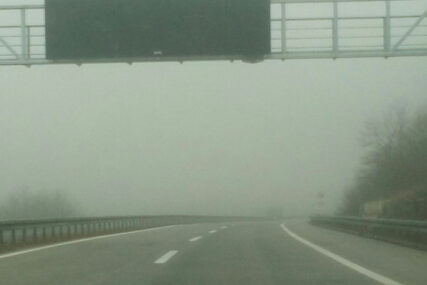 Vozači, budite na oprezu! Magla smanjuje vidljivost, kolovozi klizavi