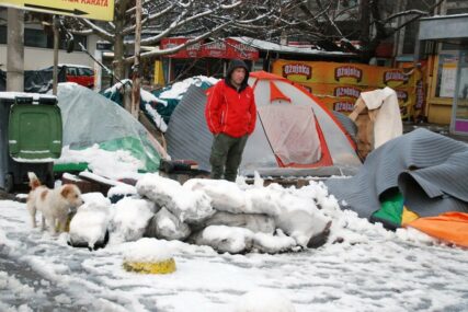 U POTRAZI ZA BOLJIM ŽIVOTOM Migranati noć proveli pod šatorima pokrivenim snijegom (FOTO)