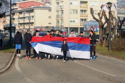 SVEČANO U MODRIČI Trčali 28 kilometara za 28. rođendan Srpske (FOTO)
