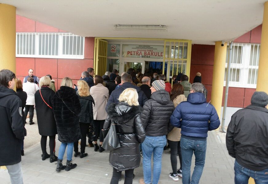 TRKA ZA PREDSJEDNIKA HRVATSKE Na biralištima u Mostaru i dalje redovi (VIDEO)