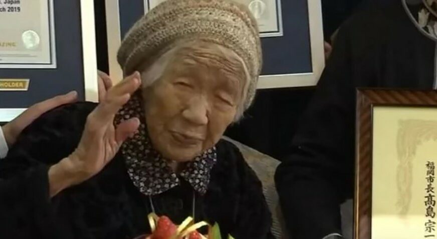 NJENA RADOST ZBOG TORTE ĆE VAS ODUŠEVITI Najstarija osoba na svijetu proslavila rođendan (VIDEO)